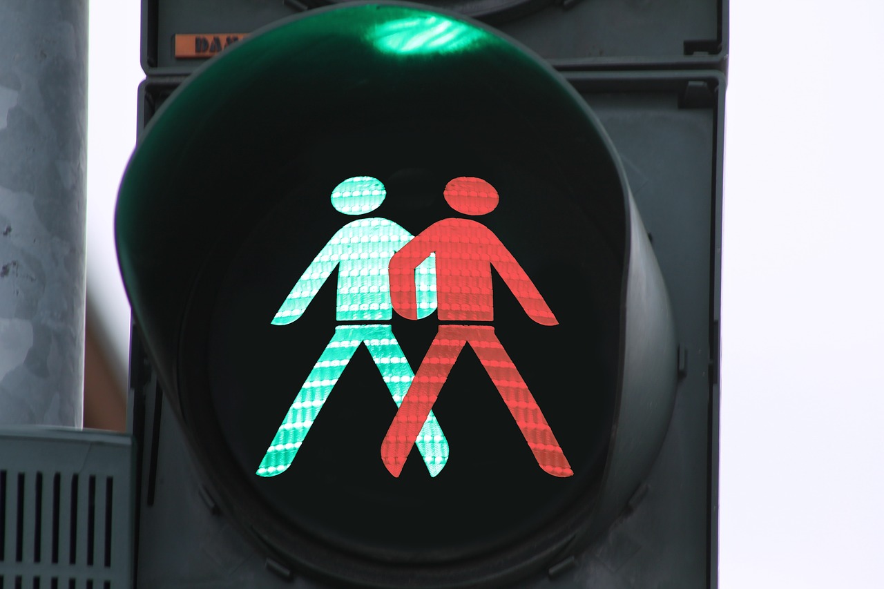 3 Reasons Why Business Partnerships fail - traffic light with green man and red man walking in opposite directions